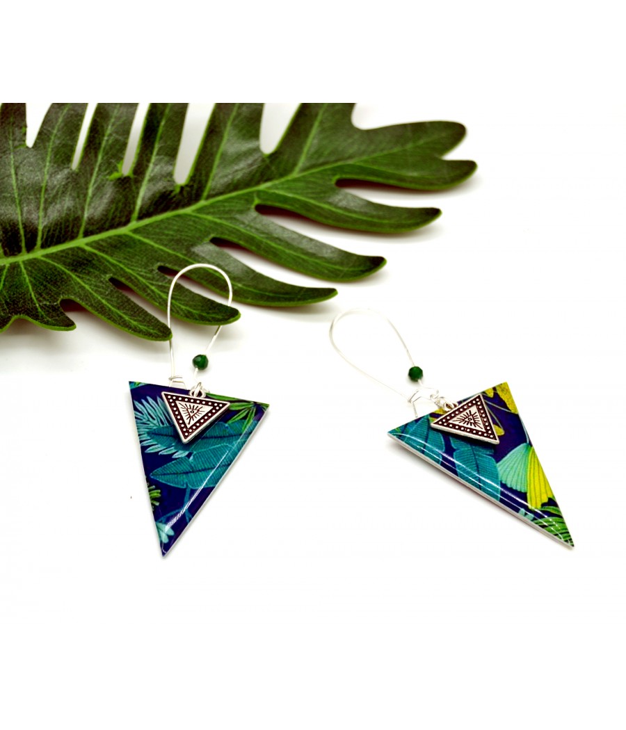 Boucles d'oreilles en résine forme triangle motifs feuilles tropicales vert argent