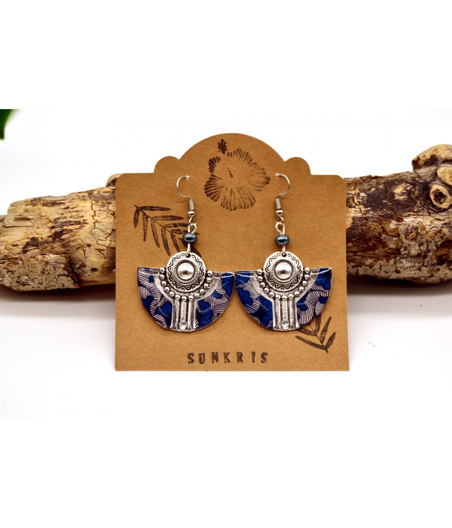 Boucles d'oreilles ethniques demi-lune : Fleur wax bleu et blanc