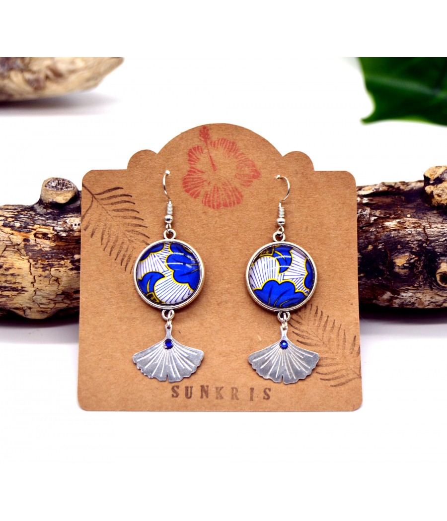 Boucles d'oreilles ethniques wax : fleurs de mariage bleu, blanc argent avec cabochon de verre