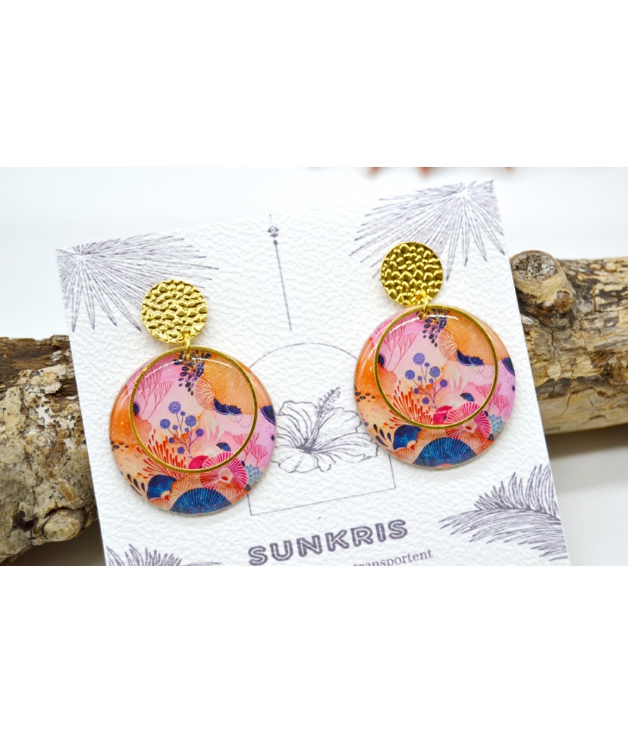 Un accessoire de mode chic : ces boucles d'oreilles clous allient l'éclat du doré aux nuances douces des fleurs d'aquarelle