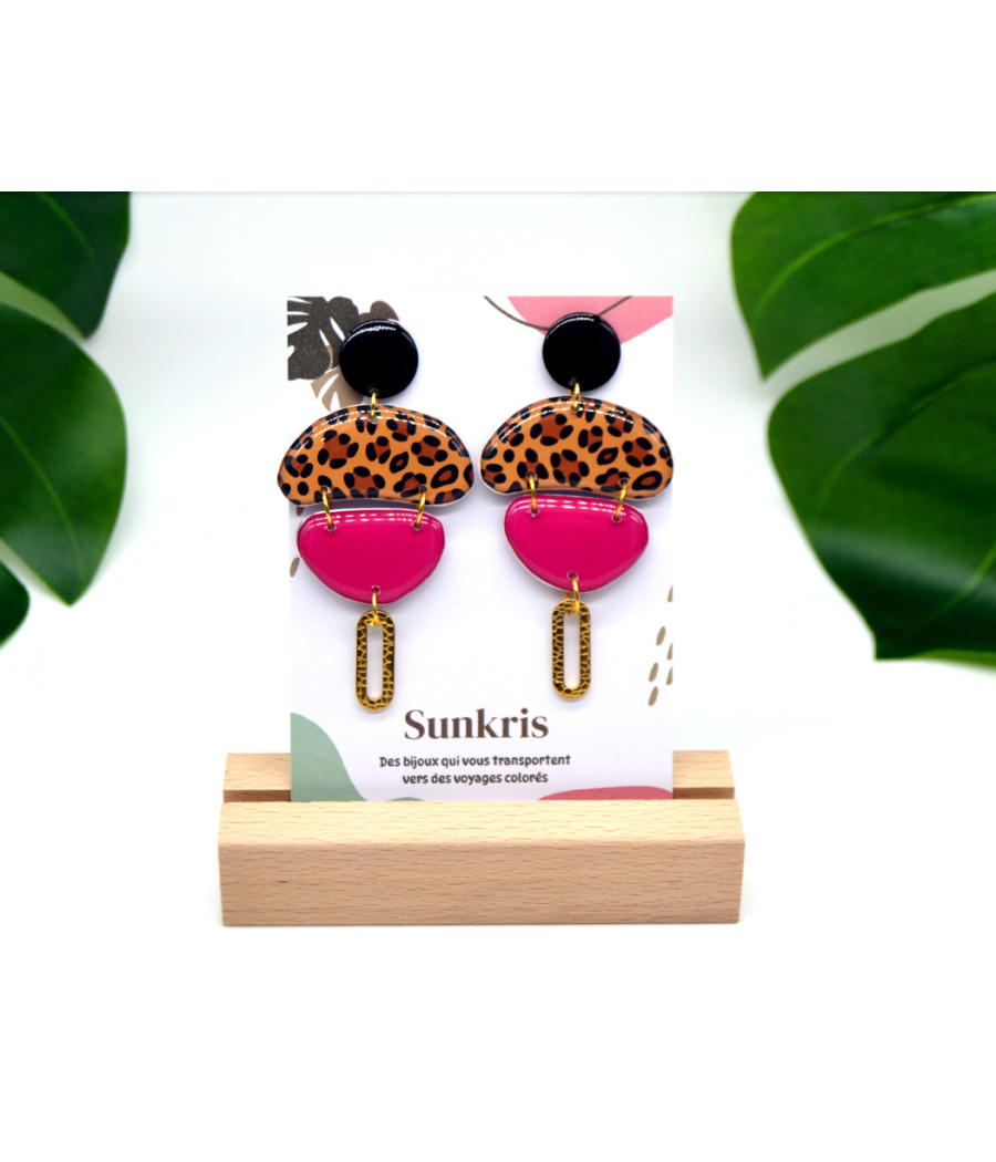 Accessoire mode alliant couleurs vives et motifs animaliers pour femmes audacieuses.