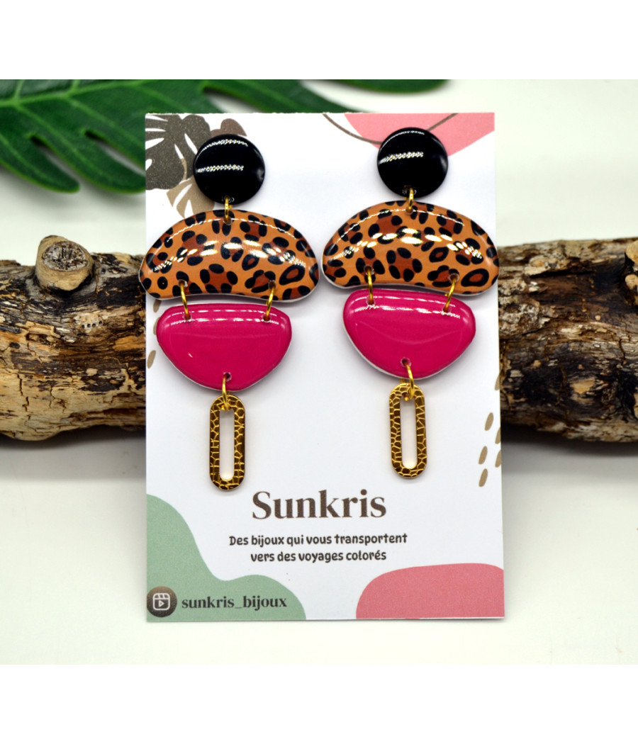 Boucles d'oreilles pendantes Sunkris avec motif animalier léopard et touches dorées.