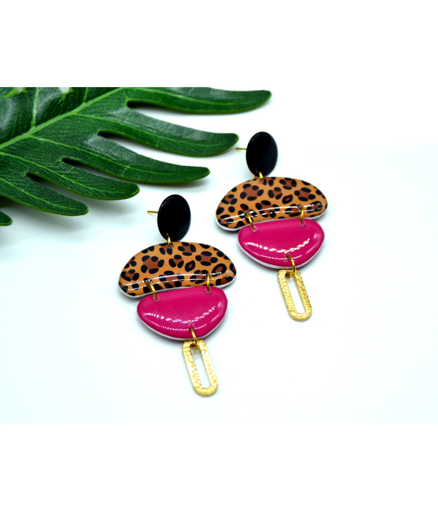 Boucles d'oreilles léopard et fuchsia avec un design artisanal et unique.