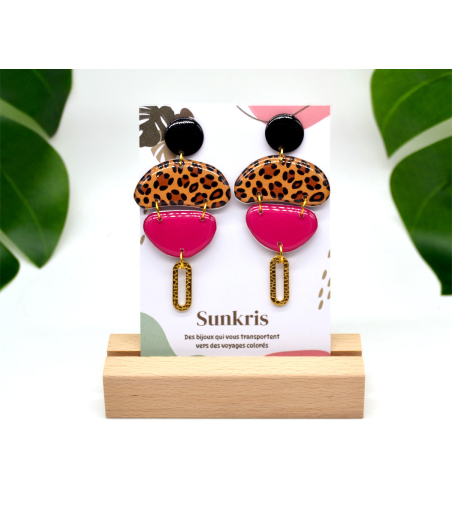 Boucles d'oreilles Safari Pop Sunkris avec motifs léopard et fuchsia éclatant.