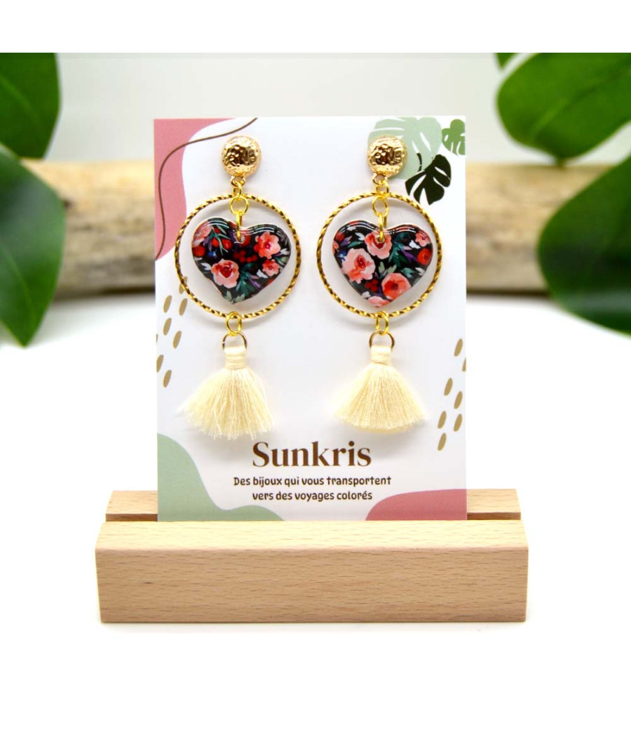 Boucles d'oreilles pendantes cœur floral avec pompons écrus