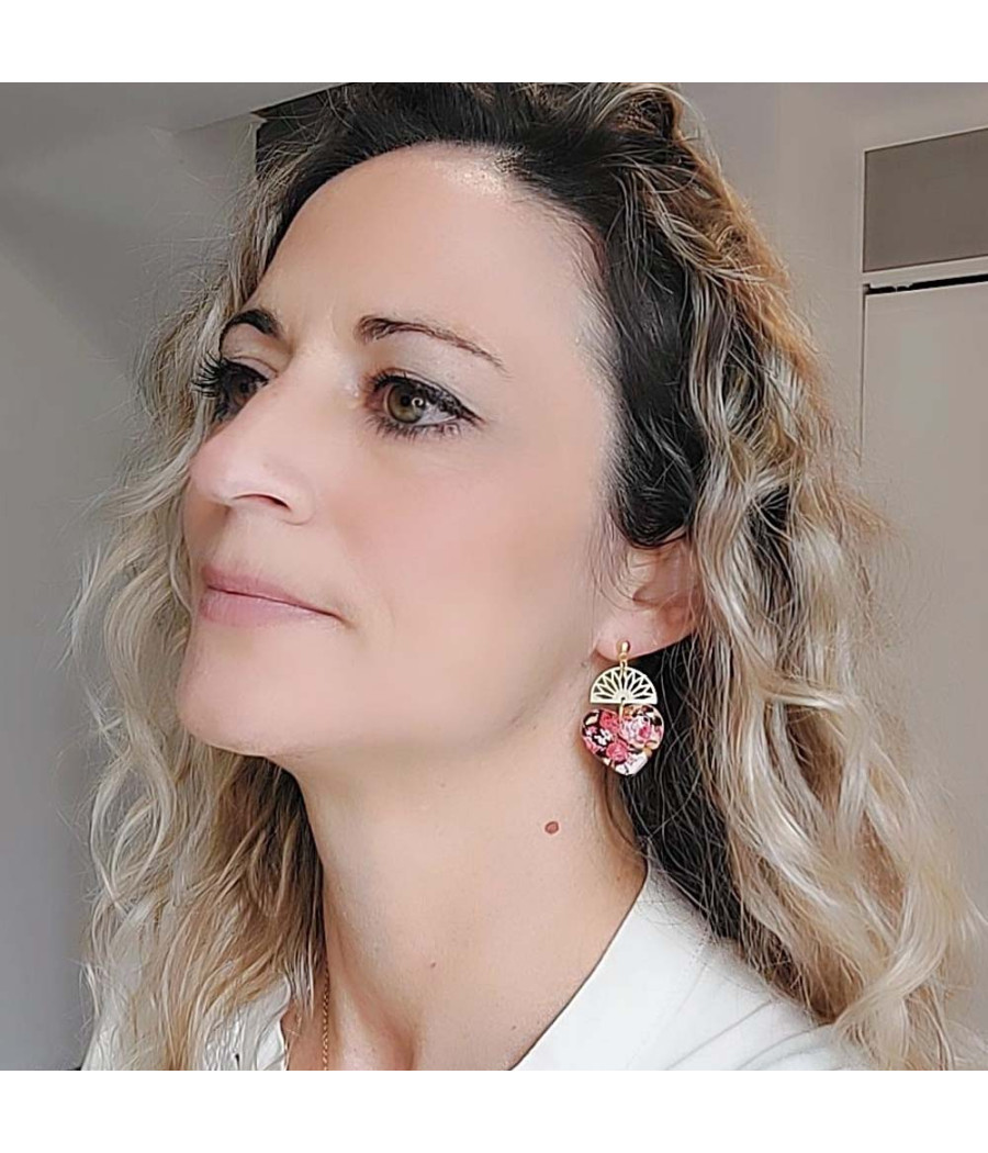 Bijoux tropicaux : Boucles d'oreilles en résine florale et dorure élégante