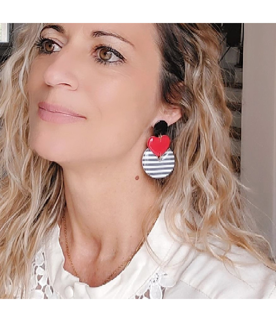 Accessoire tendance : Boucles d'oreilles Sunkris en résine rouge et noir