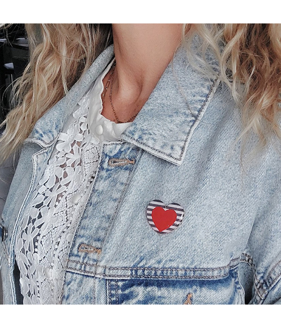 Broche pin's cœur rouge sur rayures