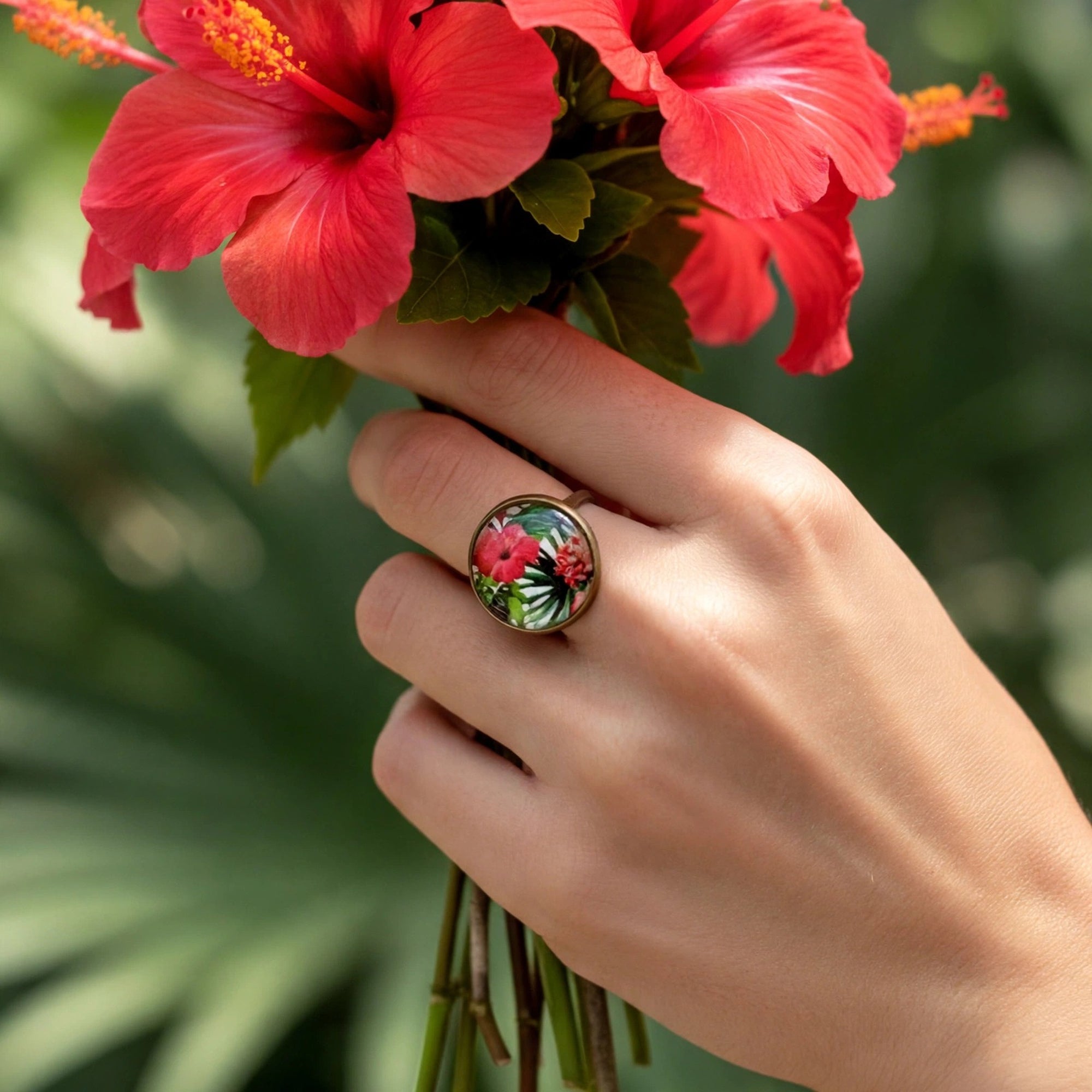 Bague artisanale hibiscus en résine portée à la main, bijou fait main Sunkris