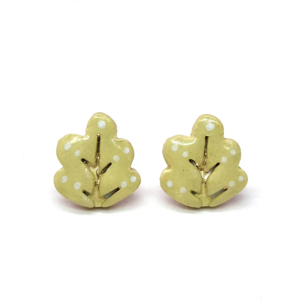 Paire de puces d’oreilles feuille de chêne vert clair à pois blancs sur fond blanc
