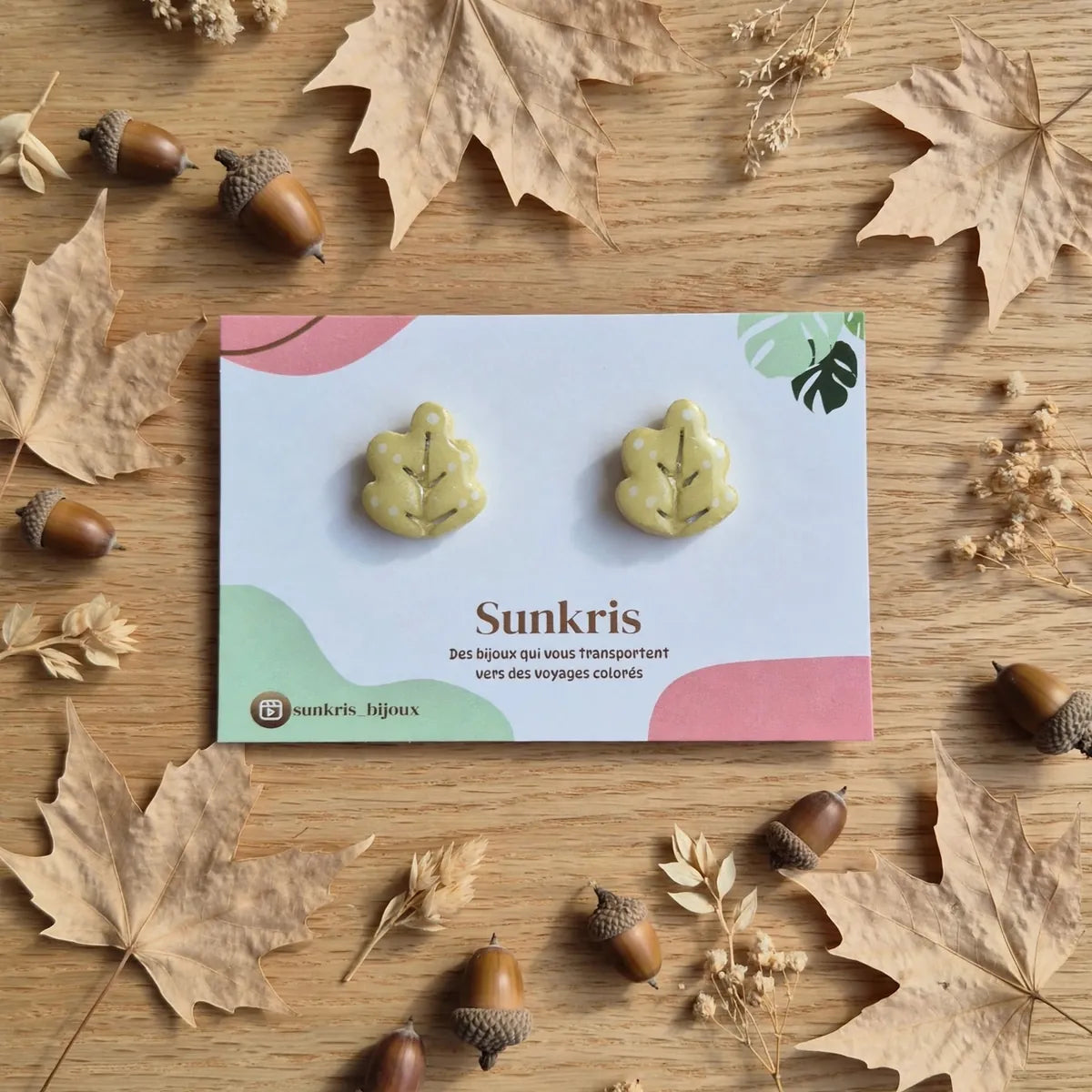 Paire de puces d’oreilles feuille de chêne sur une carte Sunkris avec feuilles et glands