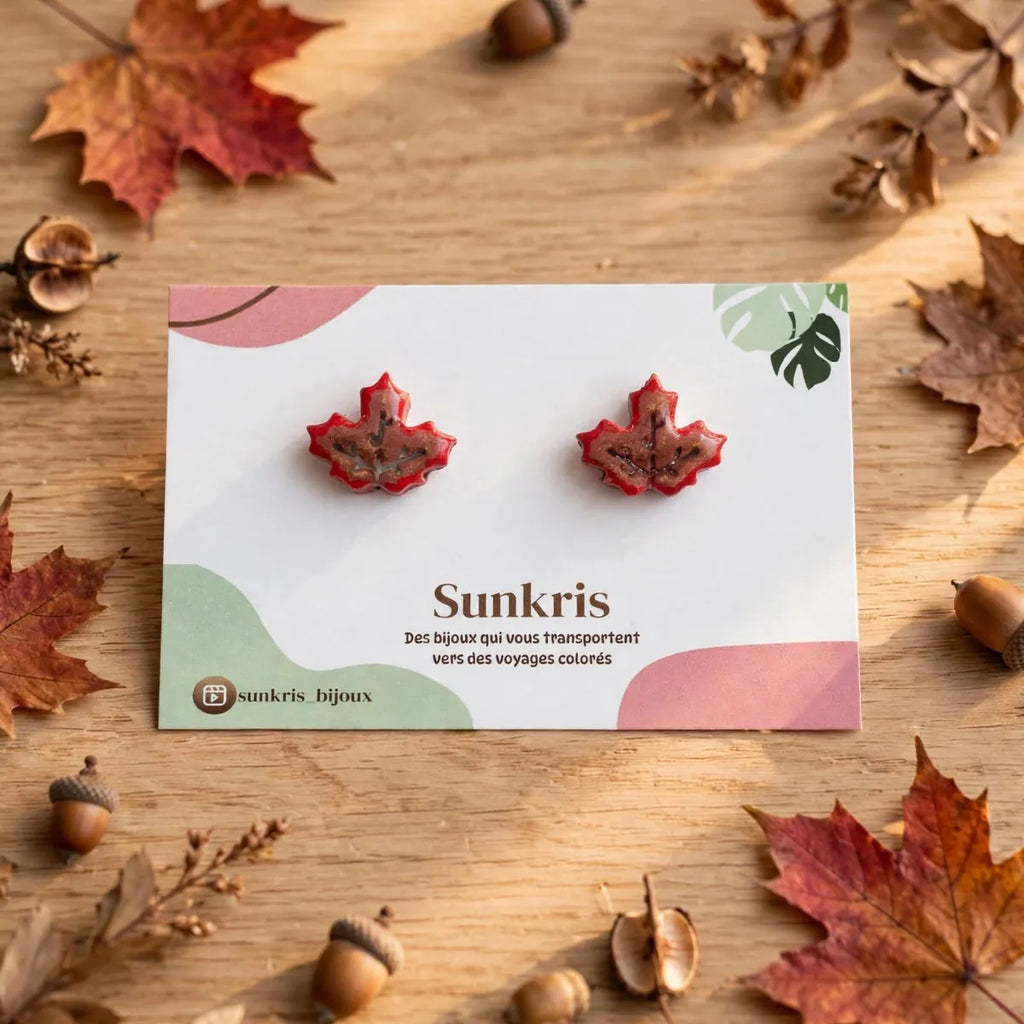 Puces d’oreilles feuille d’érable rouge sur une carte Sunkris entourée de feuilles d’automne et de glands