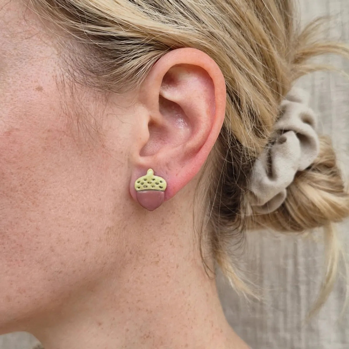  Puce d’oreille gland vert clair et terracotta portée à l’oreille