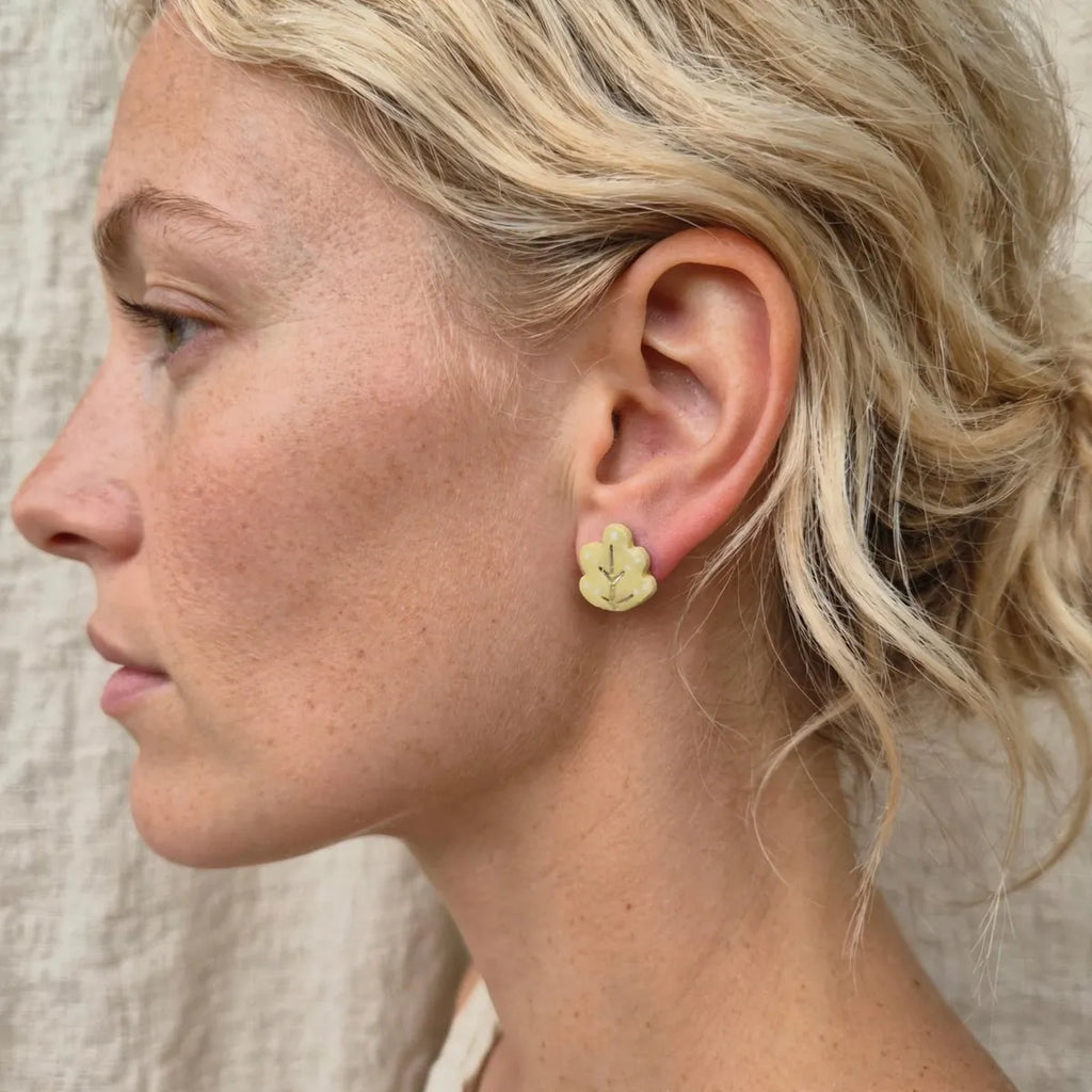 Puce d’oreille feuille de chêne vert clair portée à l’oreille 
