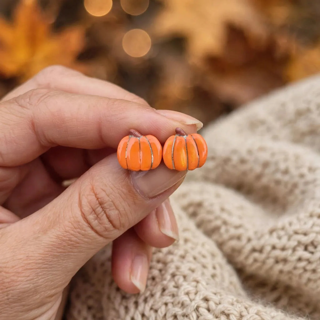 Puces d’oreilles citrouille orange en argile peintes à la main