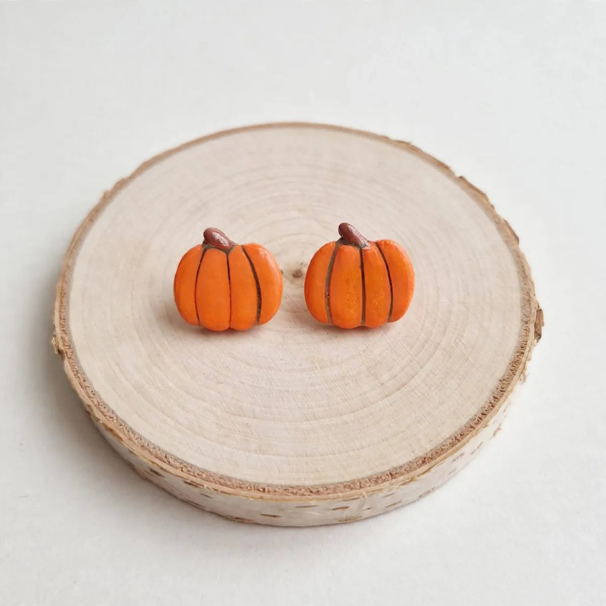 Puces d’oreilles citrouille orange en argile peintes à la main