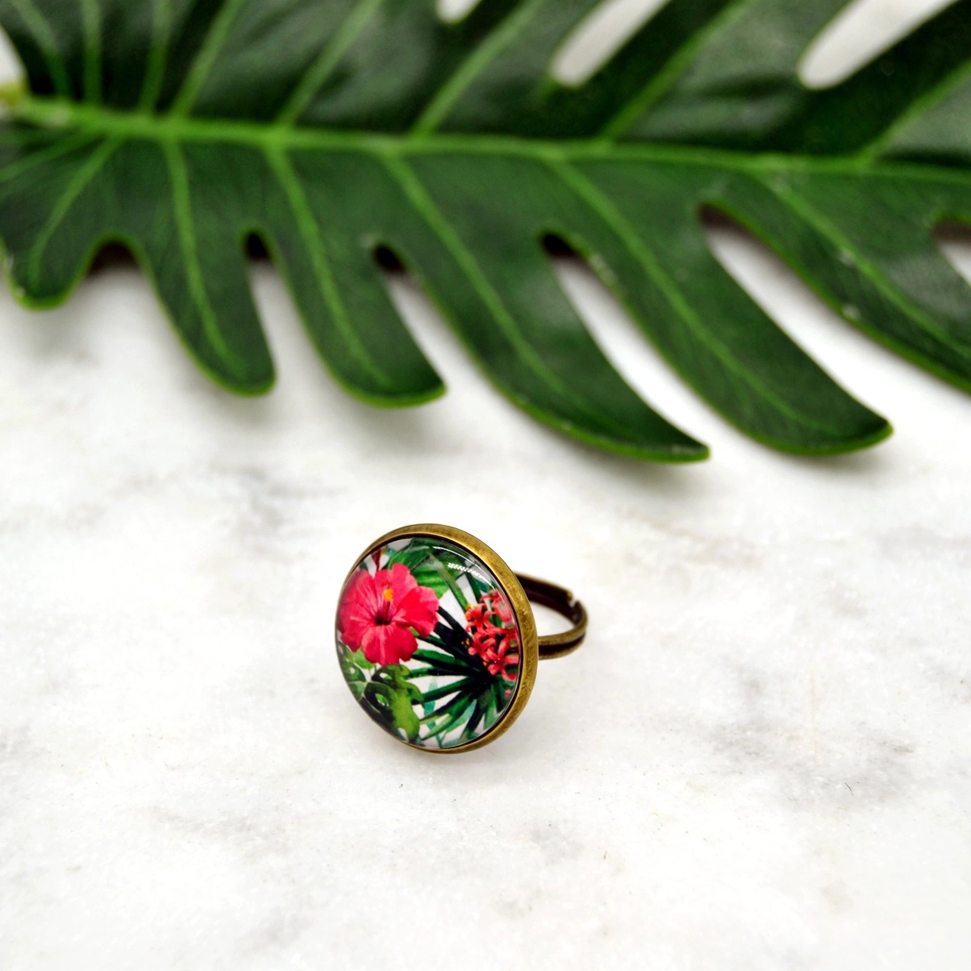 Bague Hibiscus en résine artisanale