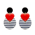 Paire de boucles d'oreilles cœur rayures marinières Sunkris, posée sur fond blanc