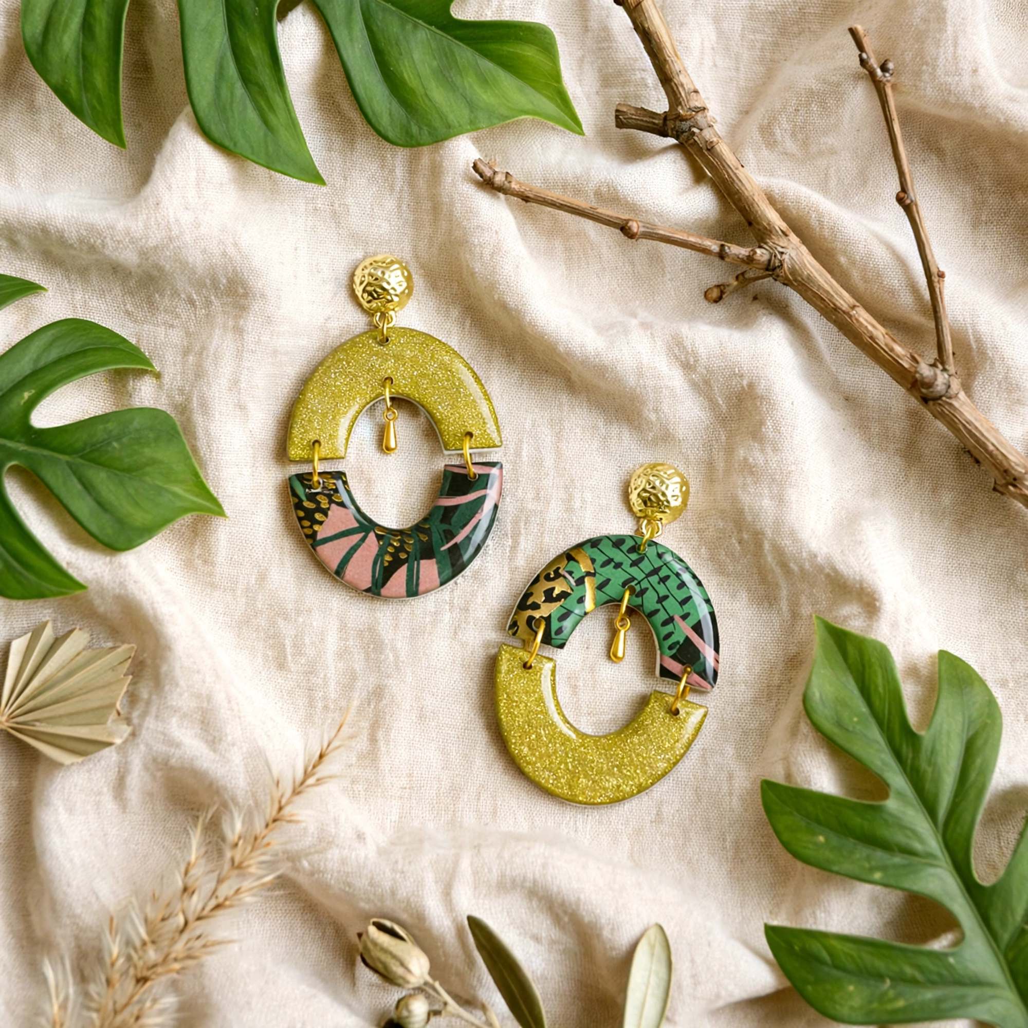 Boucles d'oreilles demi-cercle doré tropical vert