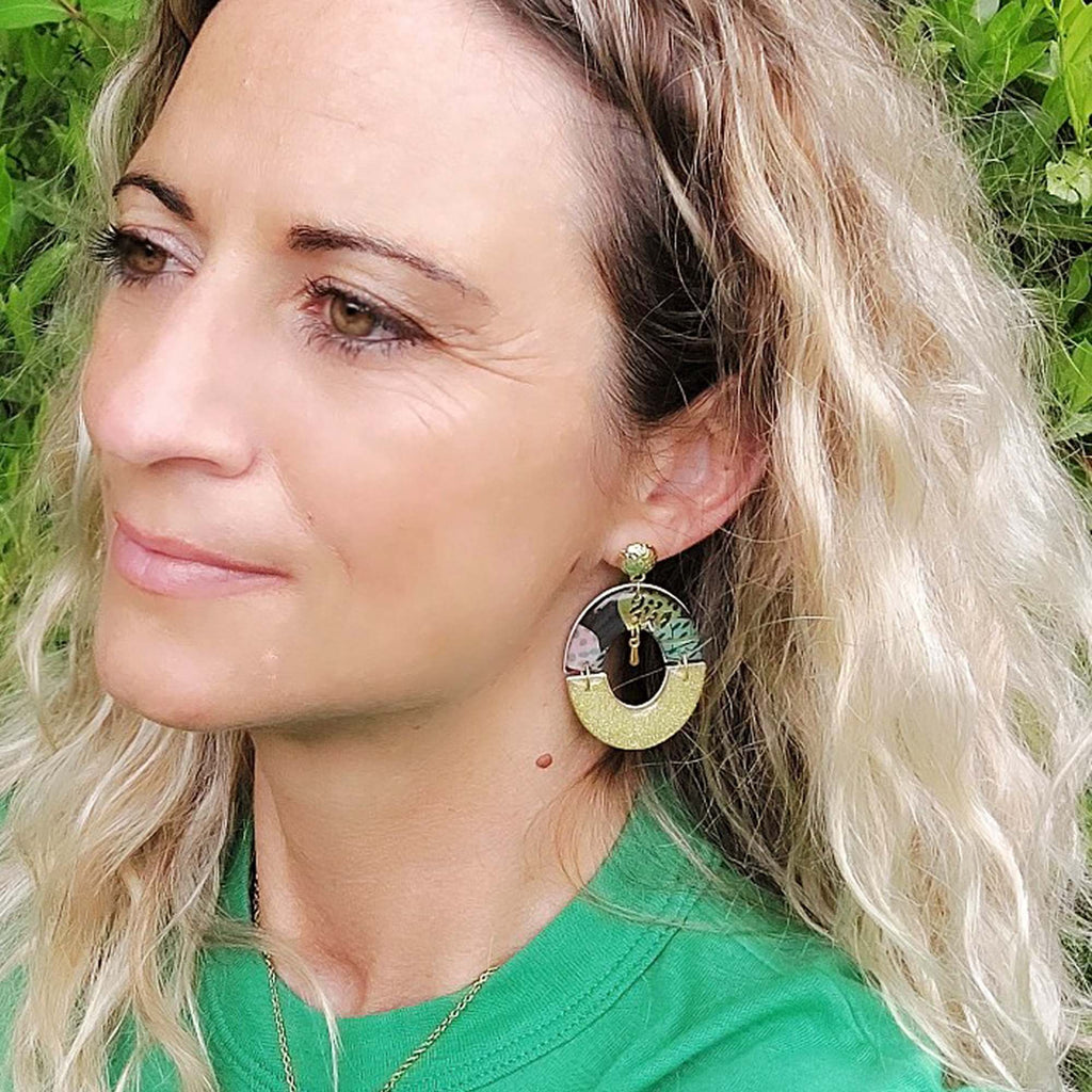 Boucles d'oreilles demi-cercle doré tropical vert