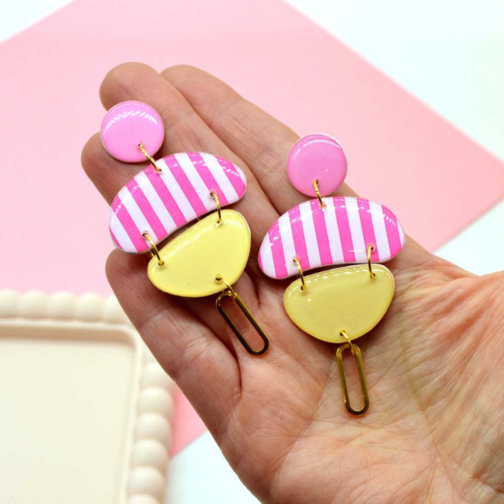 Boucles d'oreilles galet jaune rayé rose