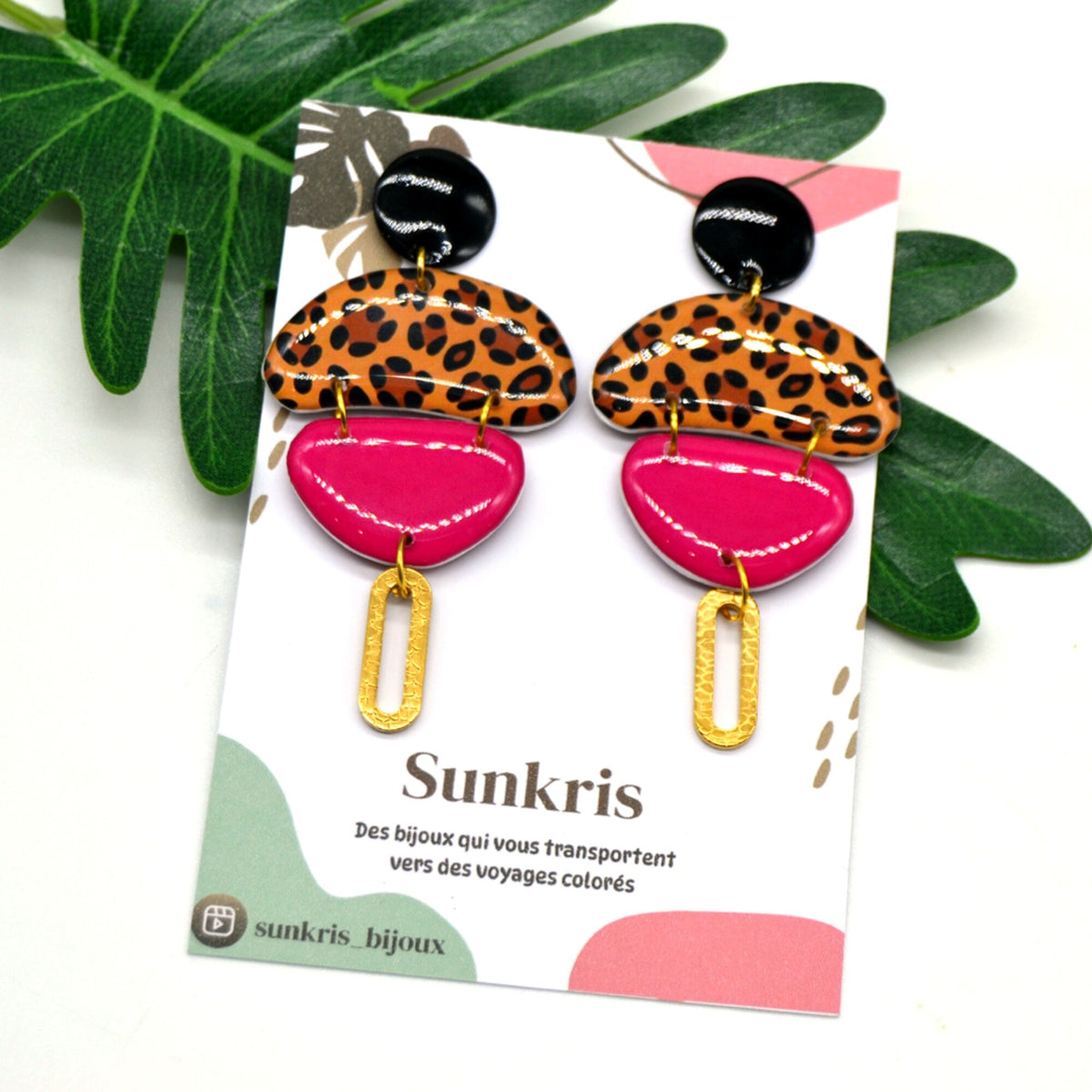 Boucles d'oreilles léopard fuchsia sur support carte, présentation bijou fait main