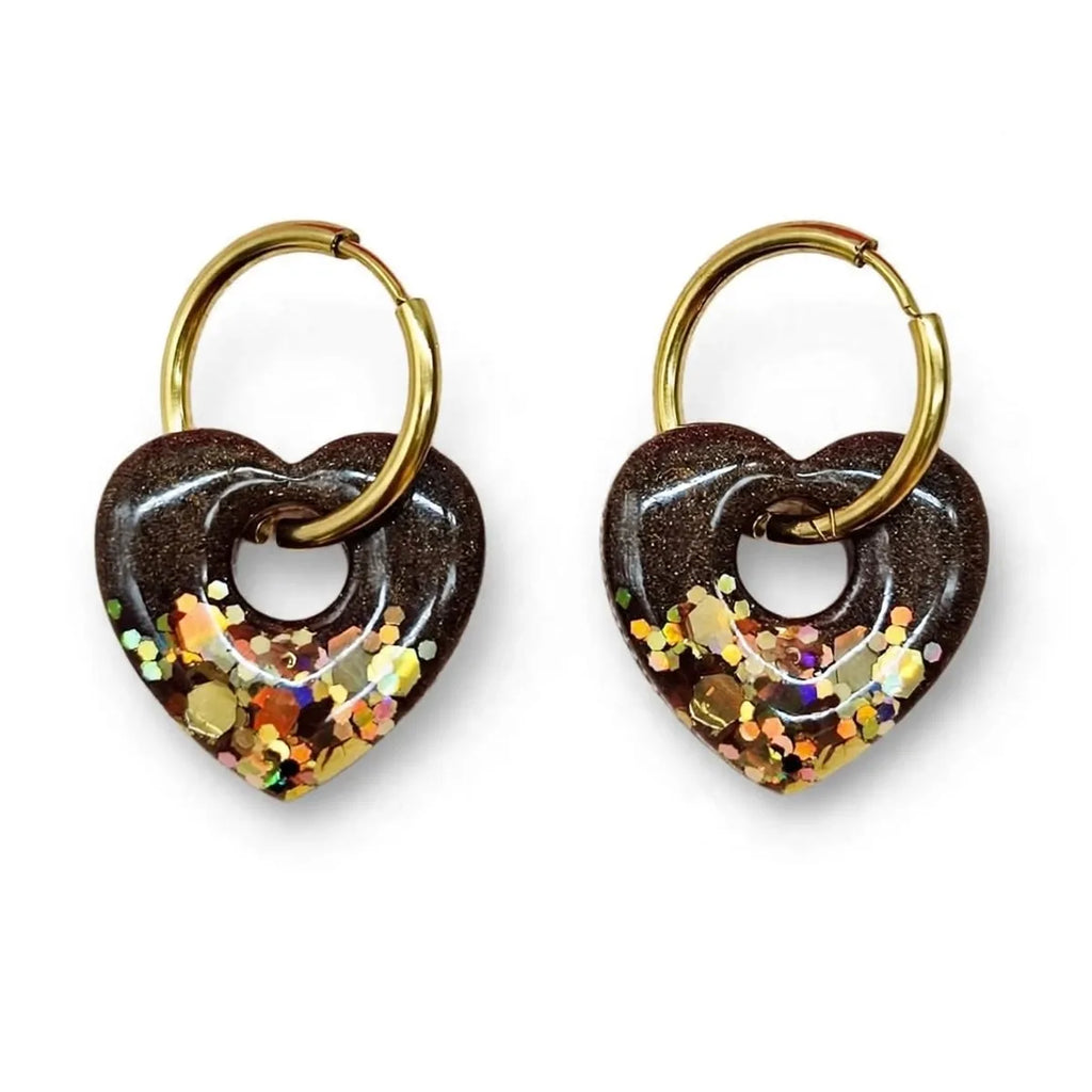 Paire de boucles d'oreilles cœur en résine marron et paillettes dorées sur créoles dorées, fond blanc