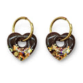 Paire de boucles d'oreilles cœur en résine marron et paillettes dorées sur créoles dorées, fond blanc