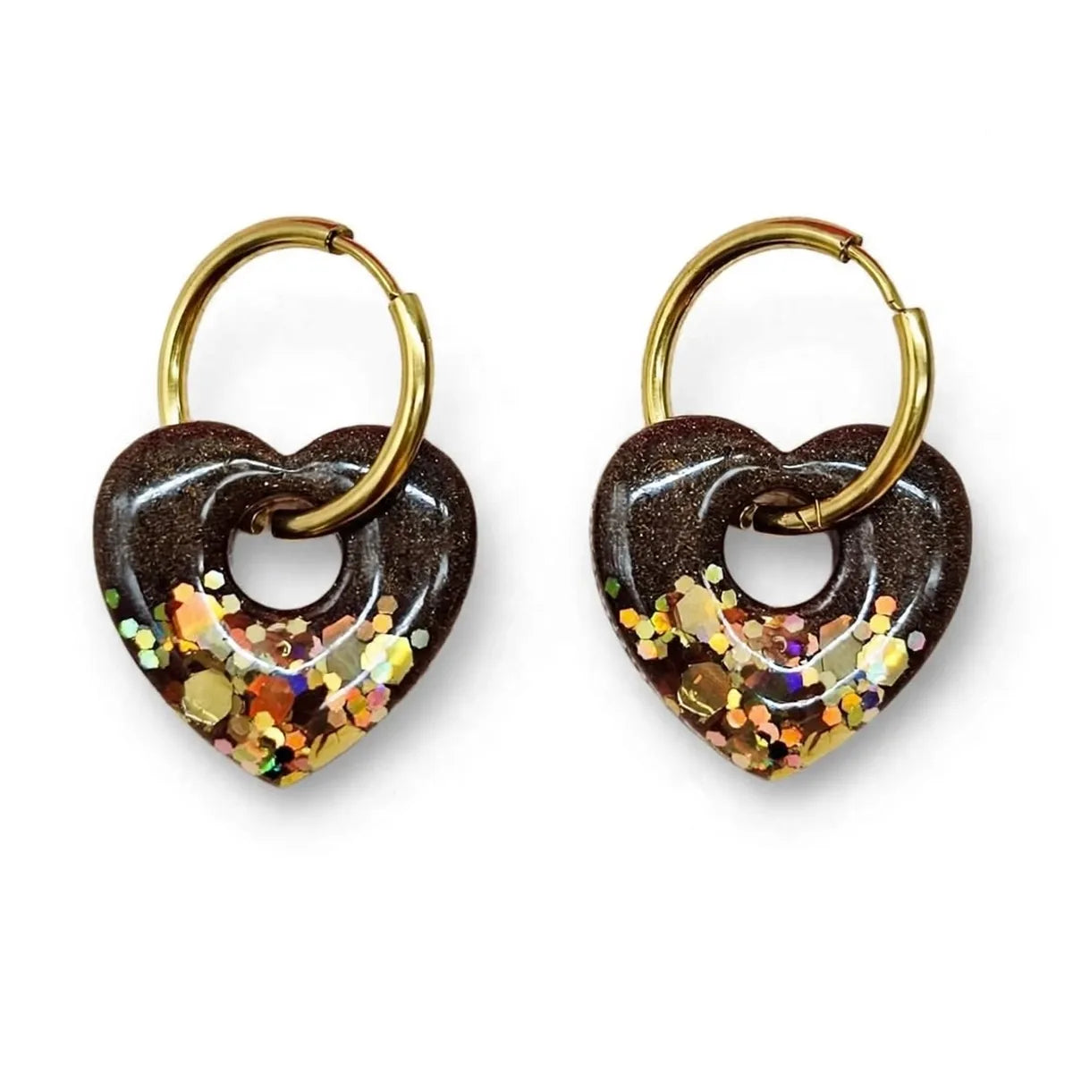 Paire de boucles d'oreilles cœur en résine marron et paillettes dorées sur créoles dorées, fond blanc