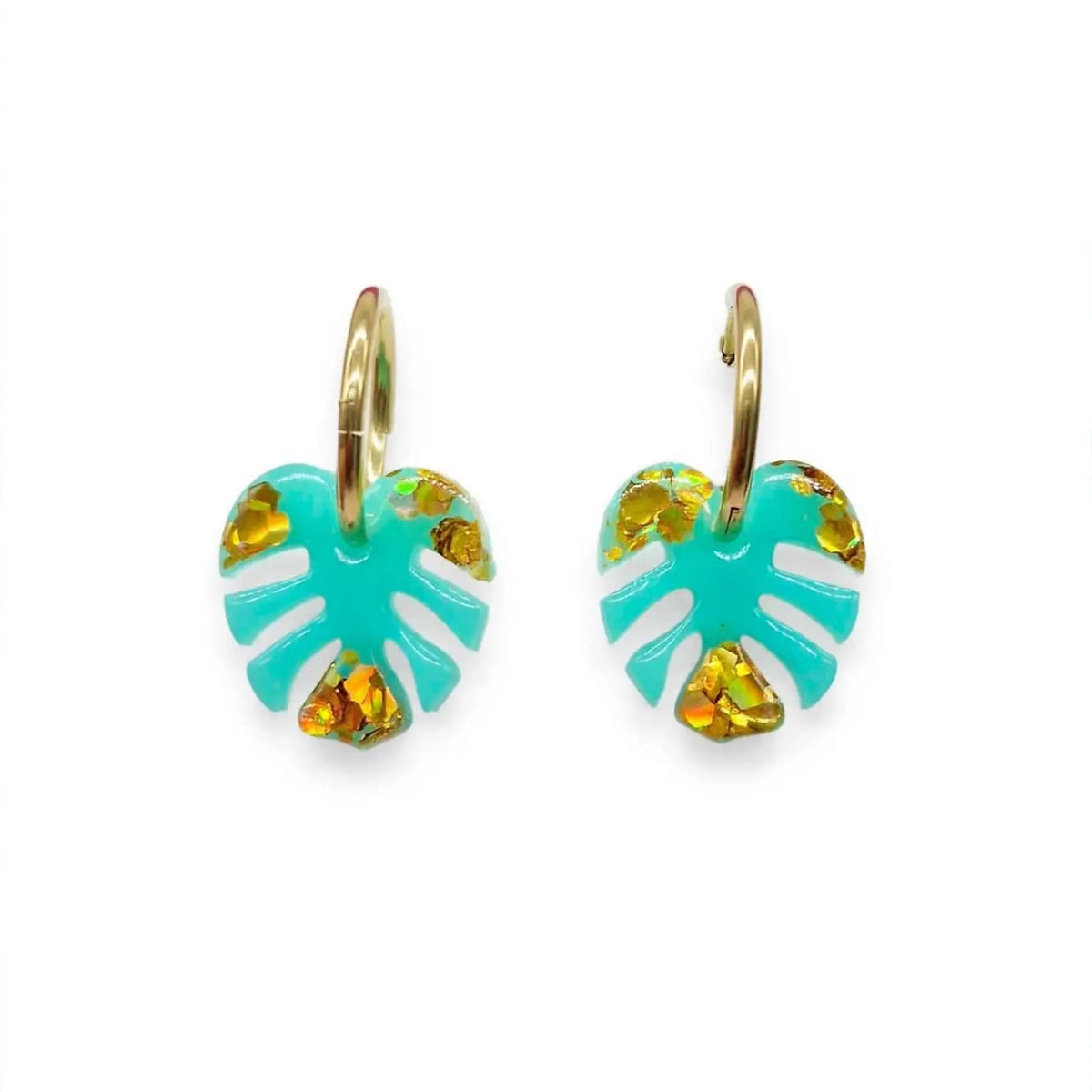 Boucles d’oreilles créoles avec feuilles de Monstera turquoise en résine et paillettes dorées