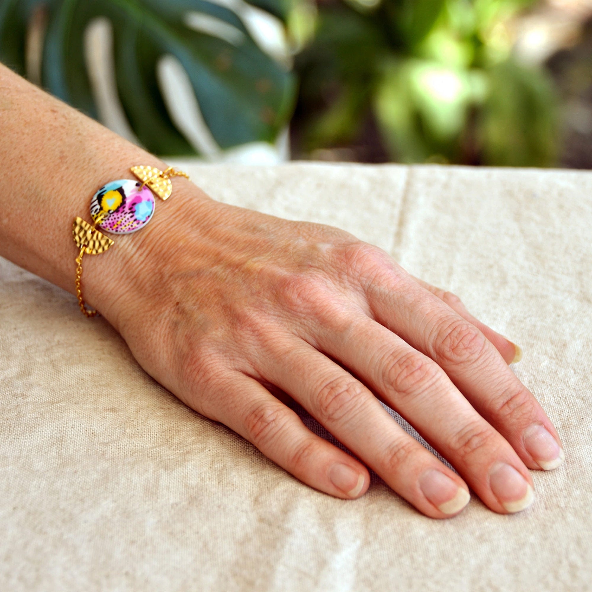 Bracelet abstrait cabochon coloré