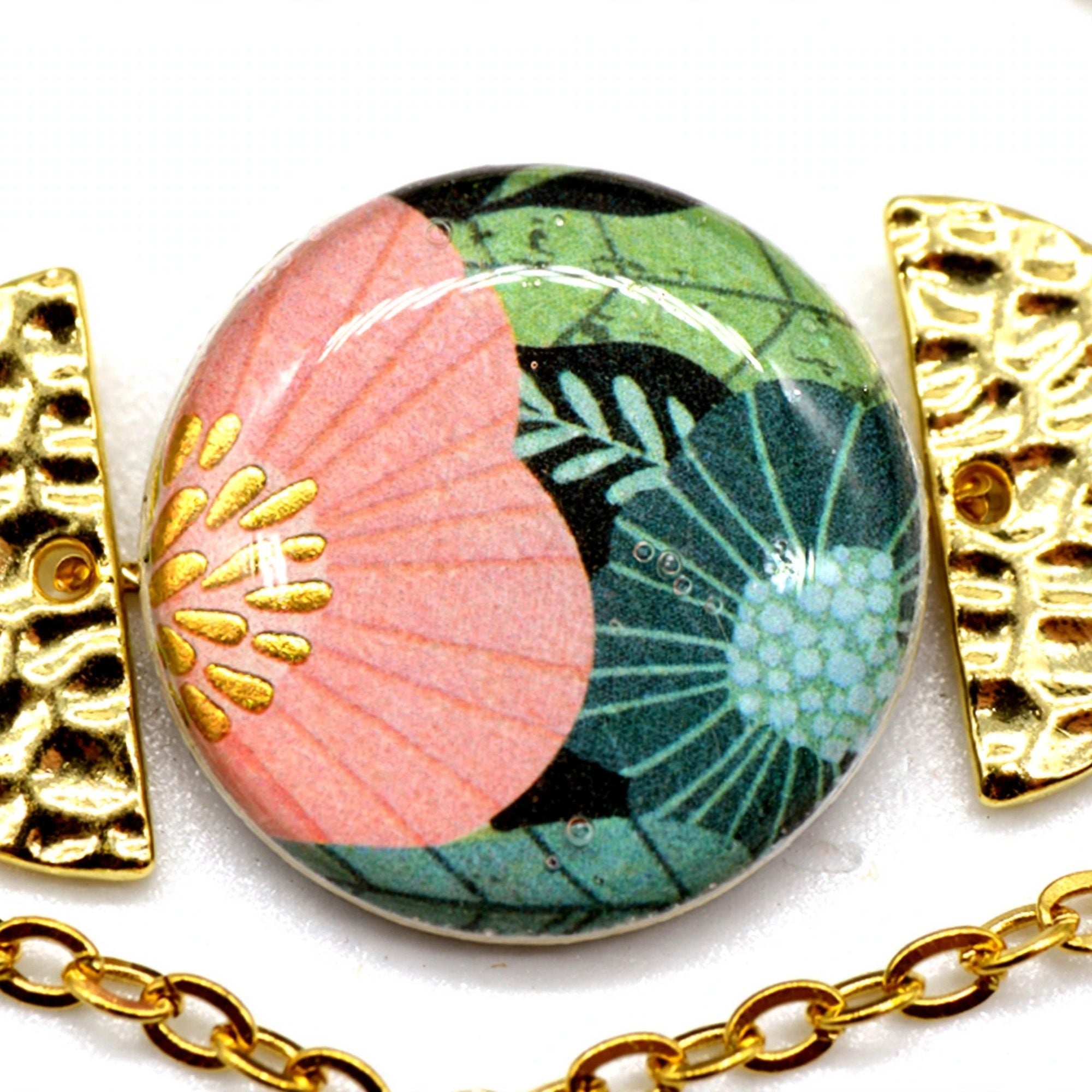 Bracelet perles et médaille florale