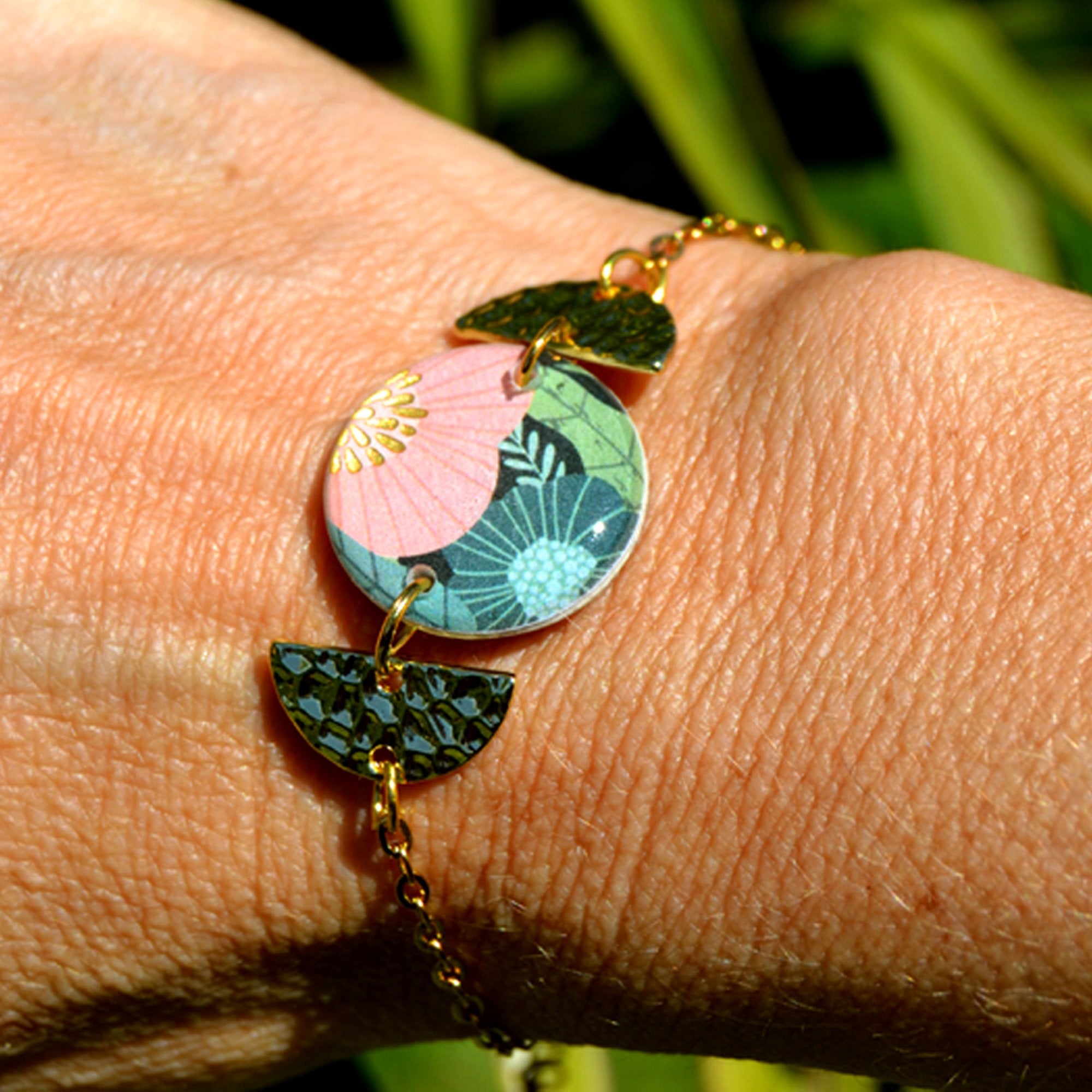 Bracelet perles et médaille florale