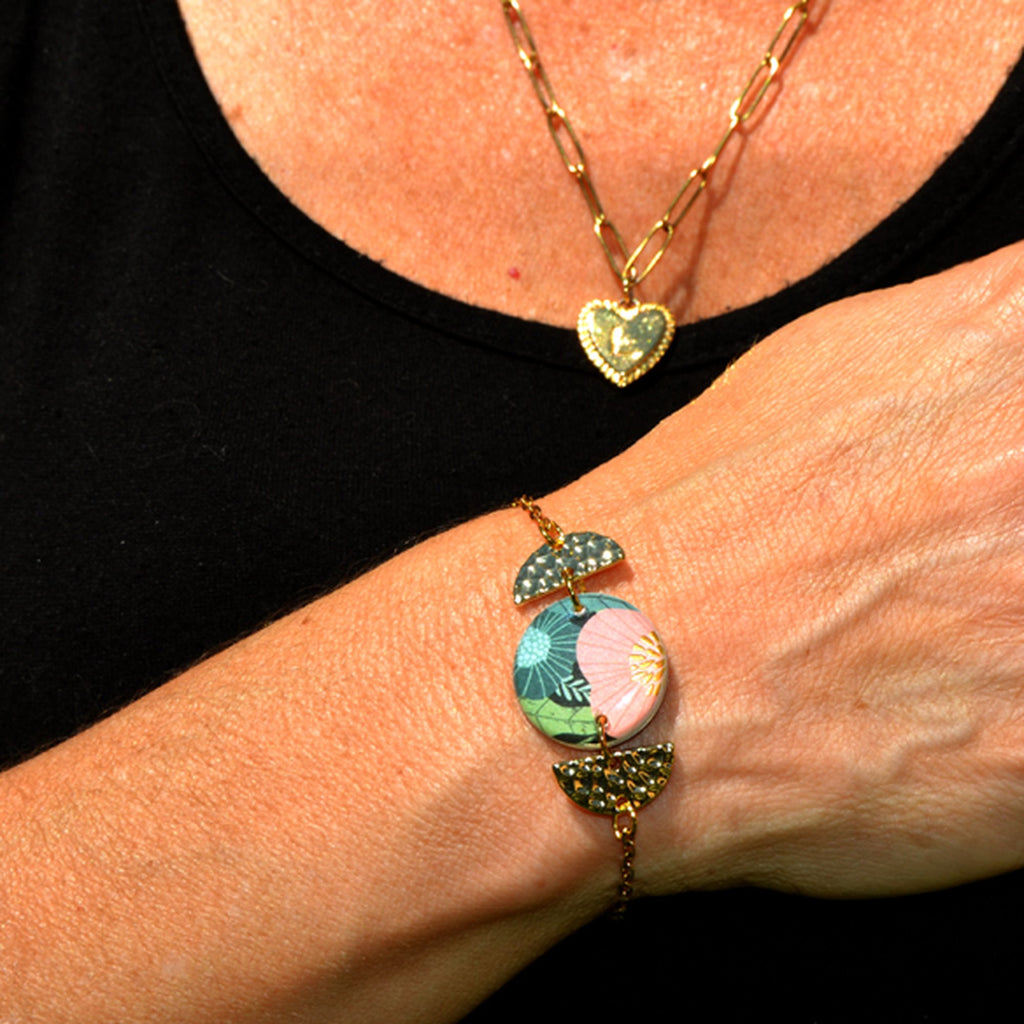 Bracelet perles et médaille florale