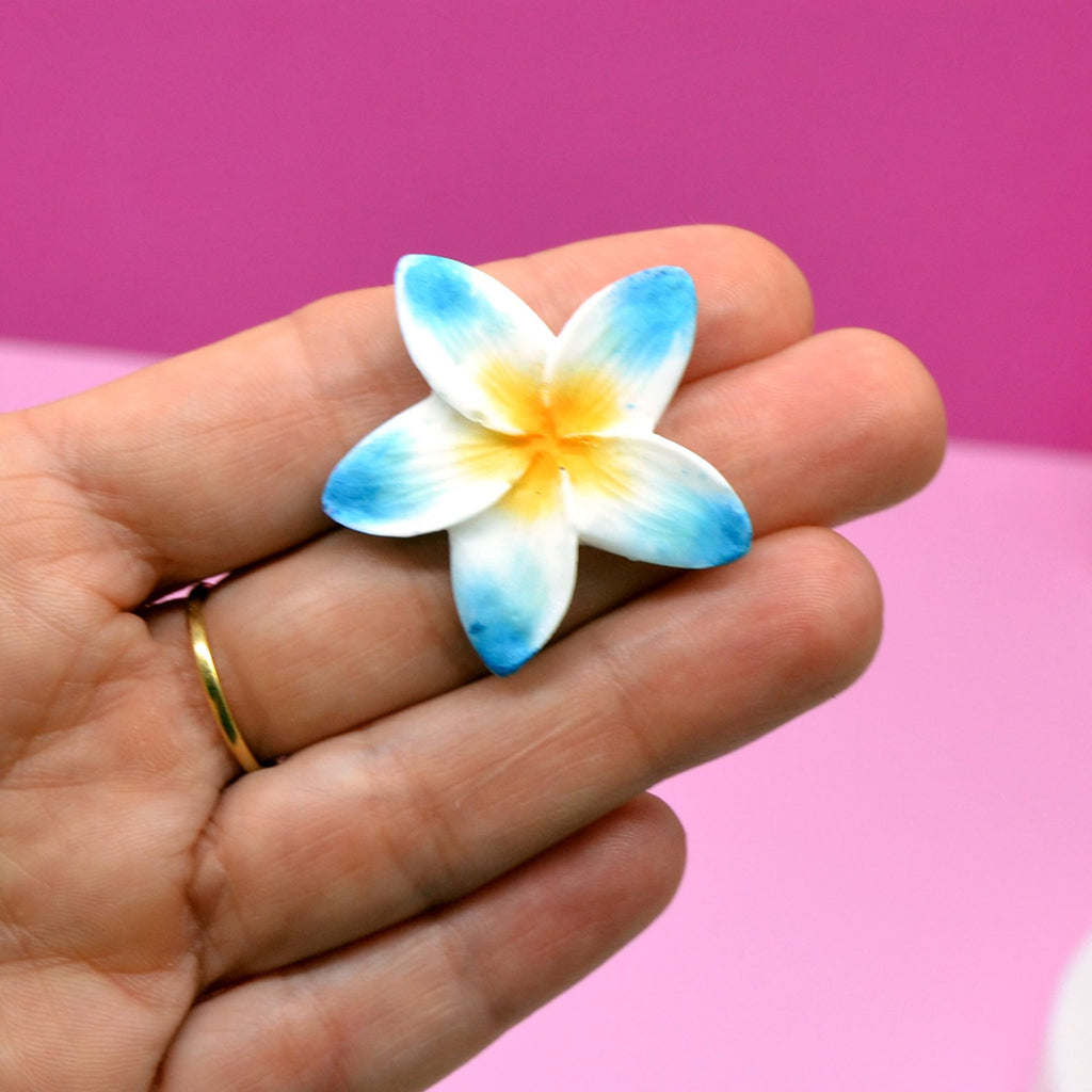 Broche frangipanier bleu