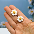 Puces d'oreilles marguerite blanche en résine, ambiance champêtre et naturelle – Sunkris